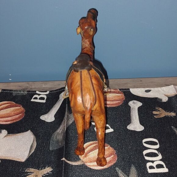 Camel hand carved wooden vintage figurine with leather saddle - Picture 4 of 5